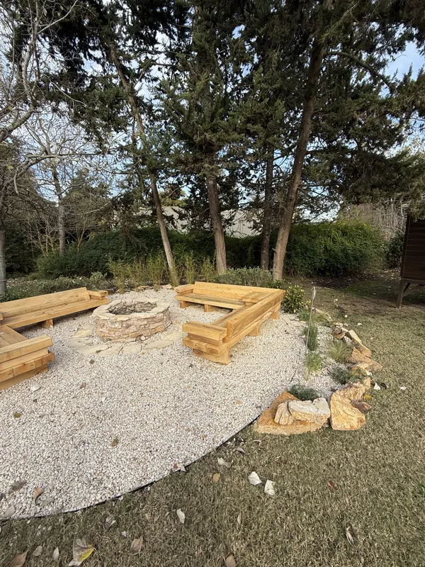 El estar terminado: círculo de granza con fogonero y bancos en el parque