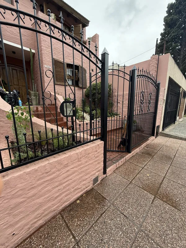 El frente y su reja de hierro desde la vereda