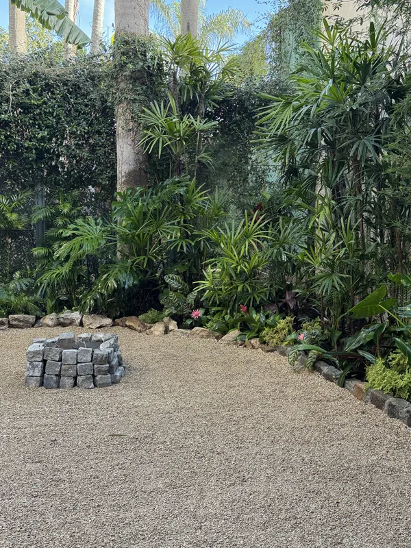 Claro de granza con fogonero de piedra rodeado de vegetación tropical