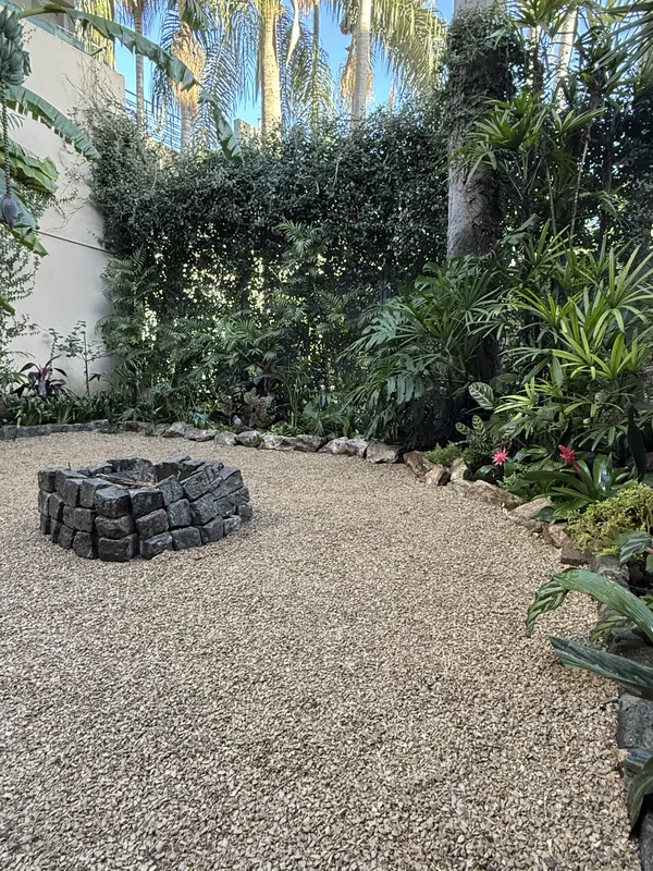 Fogonero de piedra contra el muro de vegetación